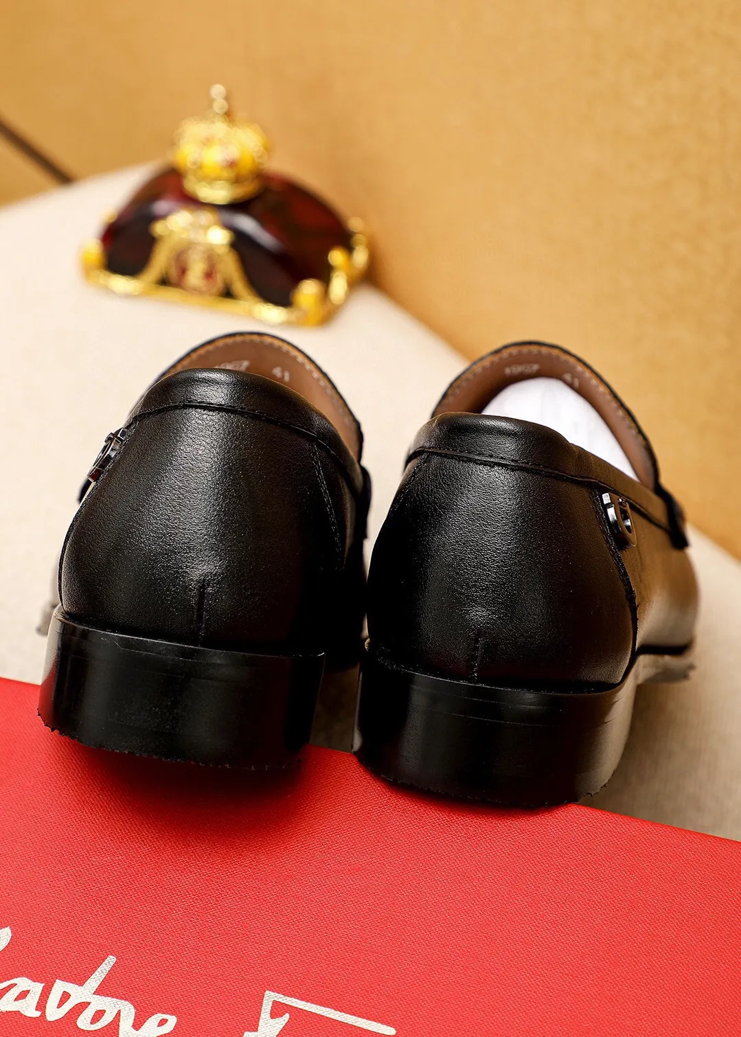 Men's shoes 💰462 💐 Product trademark: Ferragamo "Ferragamo" casual leather shoes Regular size: 38-44 (45.46🉑️customized) Product materials: Selected imported first-layer calfskin embossed upper, imported water-dyed cowhide leather lining. Strong three-dimensional visual effect, combined outsole Color: 1⃣️color optional